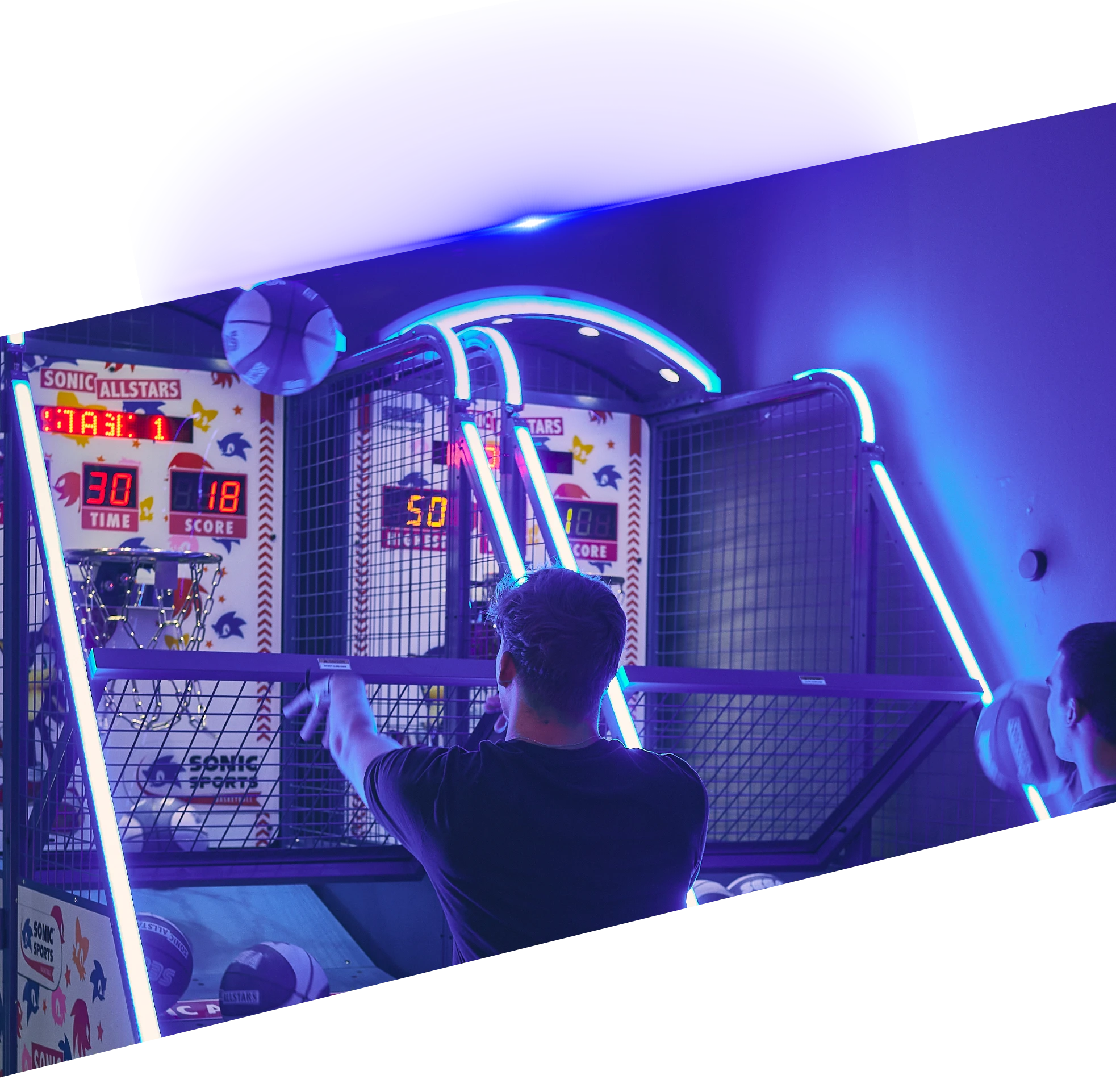 Ein Junge spielt Basketball an einem Arcade-Automaten
